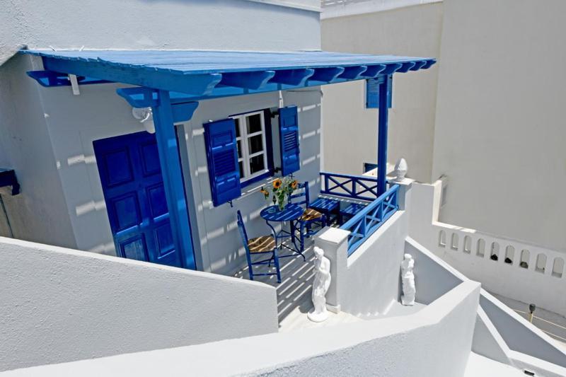 Lunar Santorini Inn *